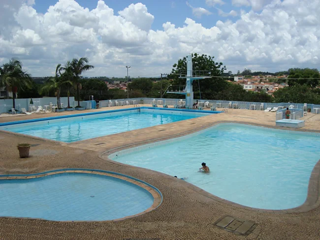 Vista da área de piscinas do clube
